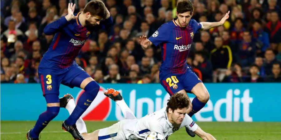 Chelseas Marcos Alonso im Duell mit Gerard Pique und Sergi Roberto.