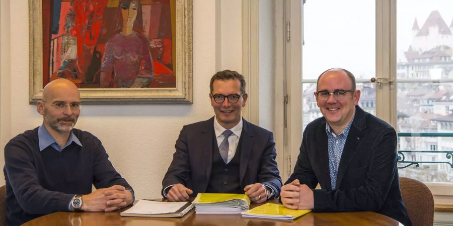 Foto mit Beat Tschanz, Stadtpräsident Raphael Lanz, Marc Riesen (v.l.n.r.) / zvg