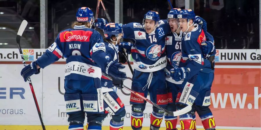 Die Spieler des ZSC jubeln – der Ausgleich in der Serie ist geschafft.