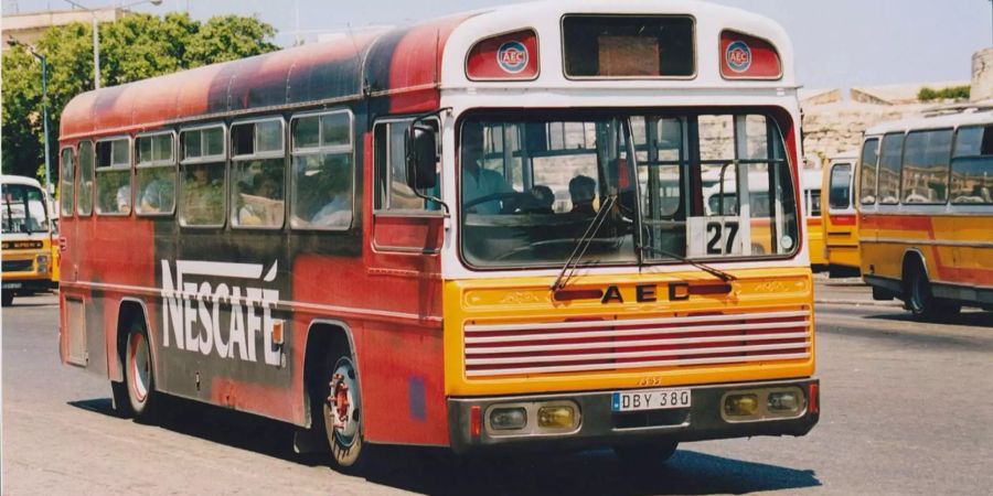 Ein Bus in Malta mit Nescafe-Werbung.