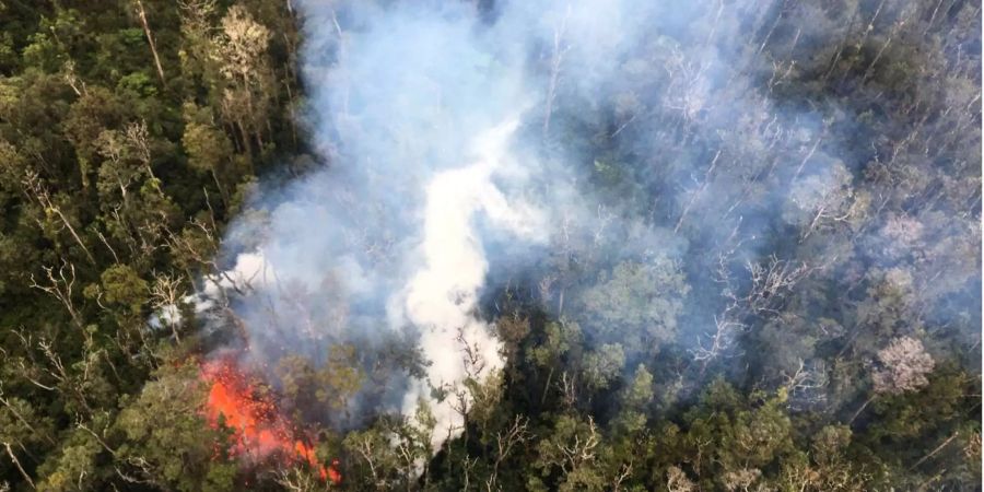 Ein Bild aus der Luft zeigt eine kleine Eruption und aufsteigenden Rauch.