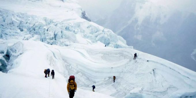 Mehrere Menschen besteigen den Mount Everest. nepal
