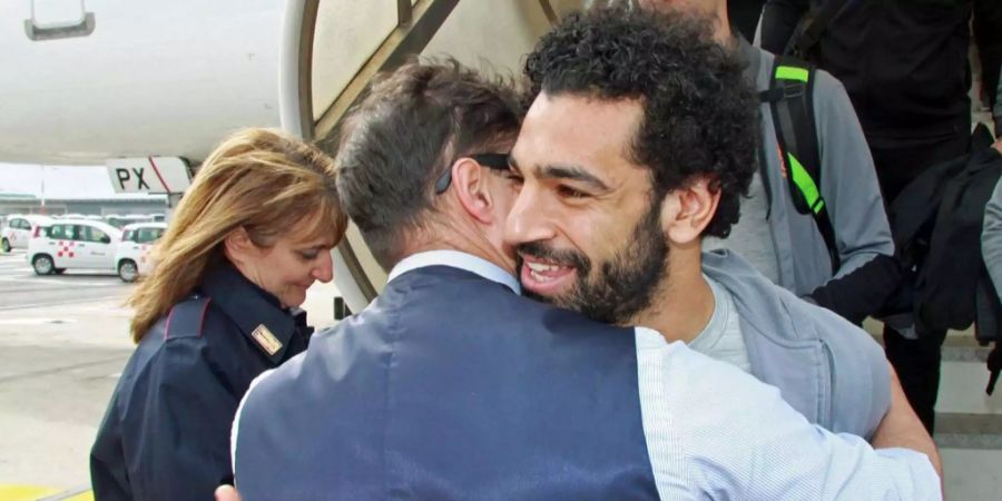 Liverpool-Star Mo Salah wird bei seiner Ankunft in Rom herzlich empfangen.