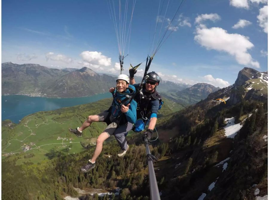 Hier fliegt Dani Meier mit seinem koreanischen Gast durch die Lüfte.