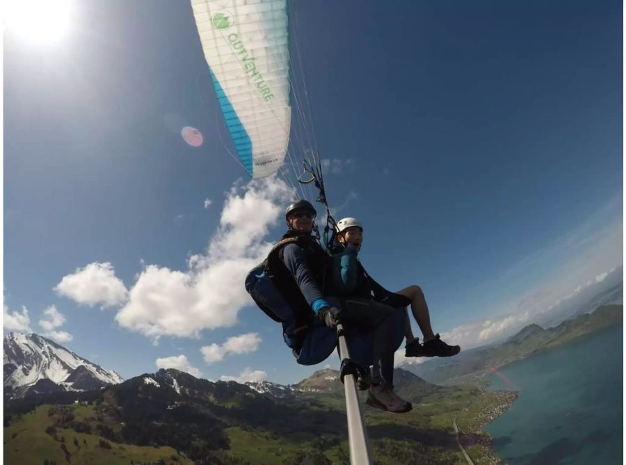 Ohne Selfiestick wirds natürlich schwierig Fotos aus der Luft zu schiessen, ganz zur Freude der asiatischen Gäste.