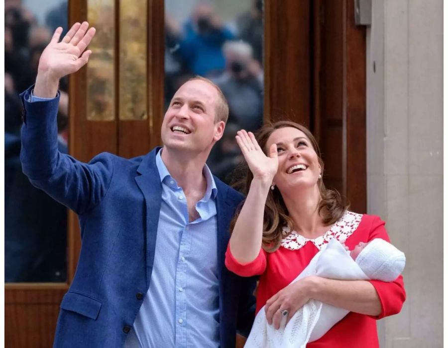 Kate und William zeigen ihr Baby das erste Mal der Öffentlichkeit.