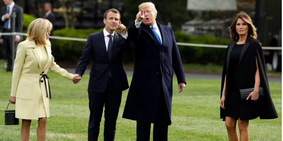 US-Präsident Donald Trump (2.v.r) und seine Frau und First Lady Melania Trump (r) gehen mit Emmanuel Macron (2.v.l), Präsident von Frankreich, und seiner Frau Brigitte Macron über den Südrasen des Weissen Hauses. Er ist der erste Gast in der Amtszeit von US-Präsident Trump, für den es diese Ehre gibt.