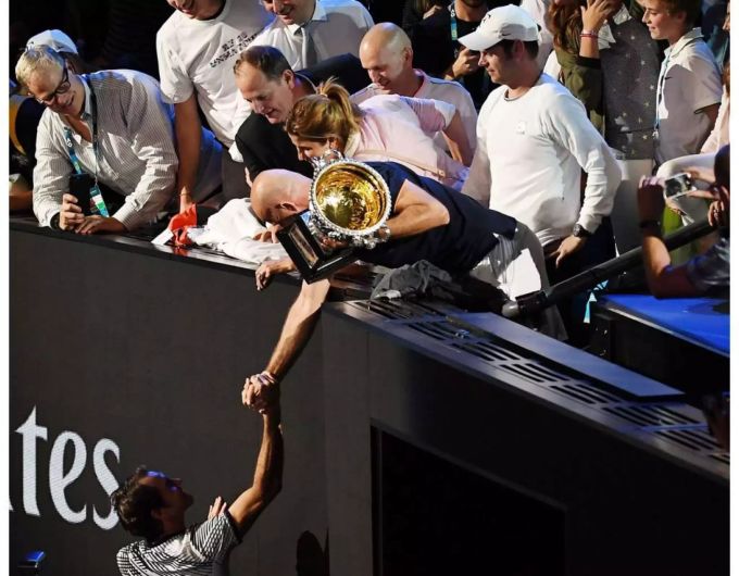 2017 übergibt Federer den Pokal in Australien an Coach Ljubicic