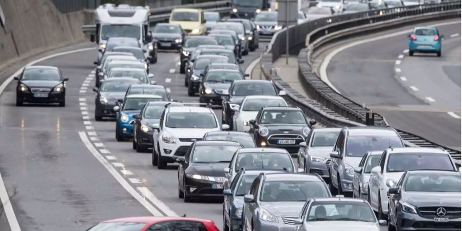 Der Stau vor dem Tunnel in Richtung Norden dauert an.