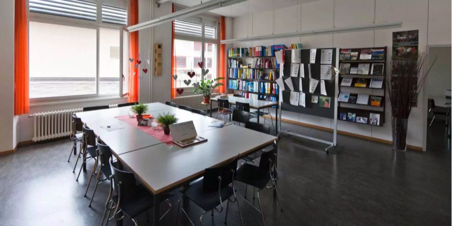 Die Stadtpolizei Zürich fand den Einbrecher im Lehrerzimmer.