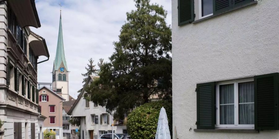 Die Glocken der Kirche läuten nachts immer eine Minute zu früh.