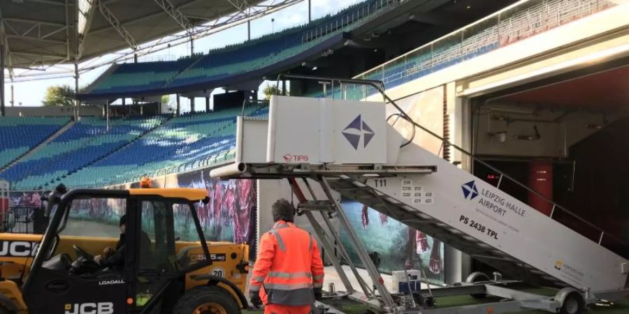 Die Flugzeug-Gangway wird in die Red Bull Arena gebracht. Foto: -/RB Leipzig/dpa