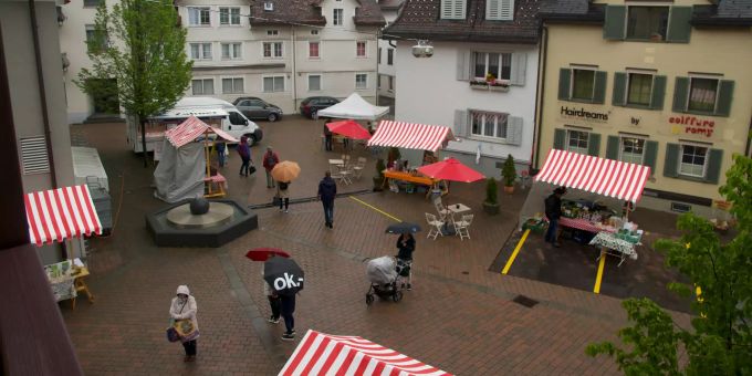 Der Wochenmarkt auf dem Sagenplatz in Einsiedeln. Wochenmarkt Einsiedeln