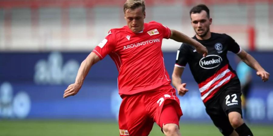 Union-Profi Felix Kroos (l) drückt Werder die Daumen. Foto: Maja Hitij/Getty Images Europe/Pool/dpa
