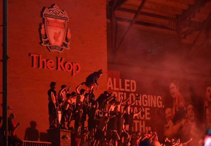 Liverpool-Fans feiern vor dem Stadion an der Anfield Road. Liverpool Anfield Road