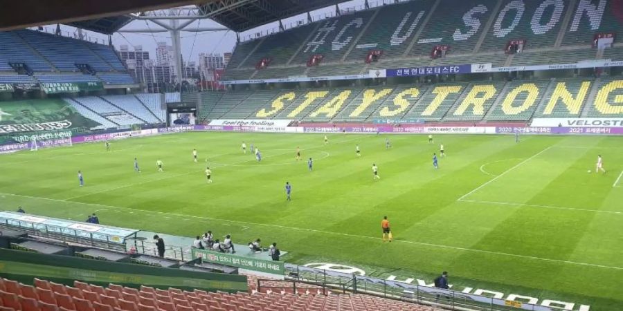 Spieler von Jeonbuk Hyundai Motors und Suwon Samsung Bluewings beim Eröffnungsspiel der K-League vor leeren Rängen. Foto: Kim Orel/Newsis/dpa