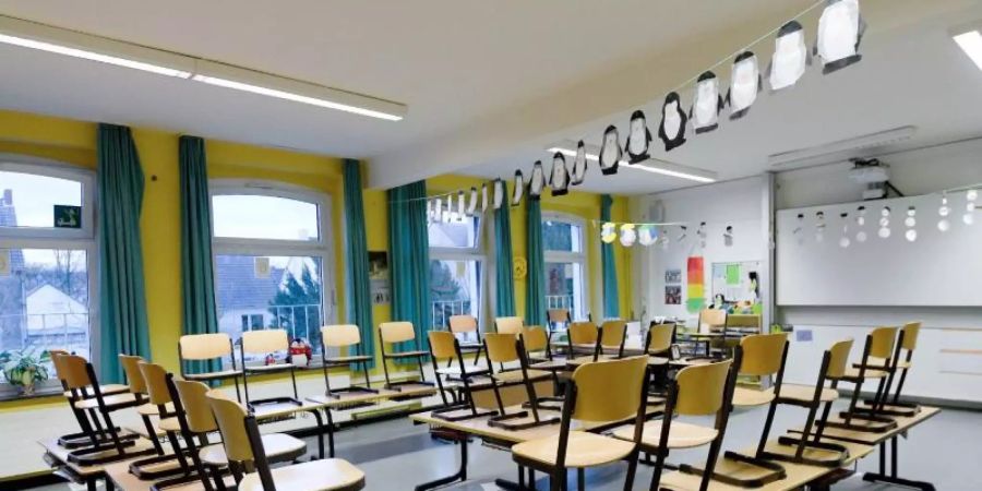Die Kultusminister wollen, dass jede Schülerin und jeder Schüler vor den Sommerferien zumindest tage- oder wochenweise die Schule besuchen kann. Wie genau, ist aber noch unklar. Foto: Caroline Seidel/dpa