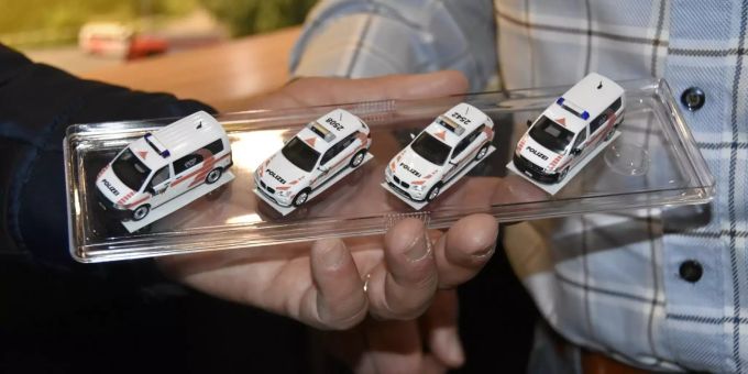Vier Modellpolizeiautos. vier Modelpolizeiautos