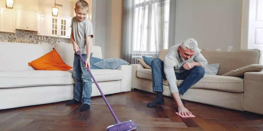 Junge und Mann am Putzen