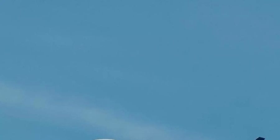 Ein Flugzeug der US-amerikanischen Linienfluggesellschaft United Airlines im Landeanflug auf den Flughafen Frankfurt. Foto: Silas Stein/dpa