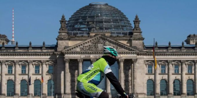 Maskenträger vor Bundestag Maskenträger vor Bundestag