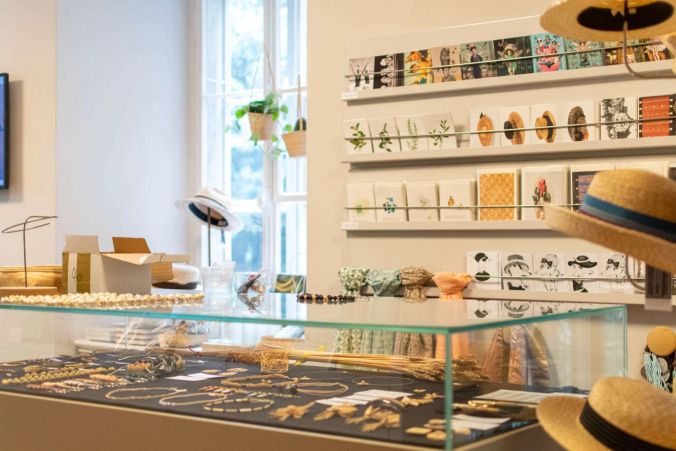 Der kleine aber feine Museumsshop mit Café.