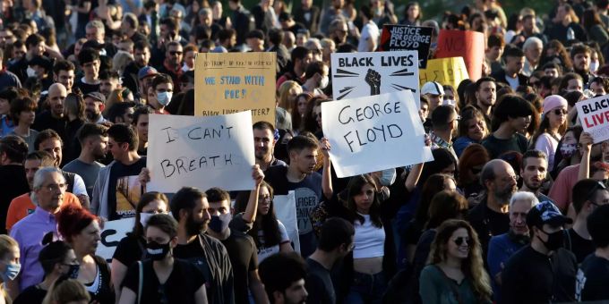 Demonstranten mit Plakaten marschieren in Athen während einer Demonstration zum Gedenken an George Floyd. Nach dem Tod von George Floyd - Athen