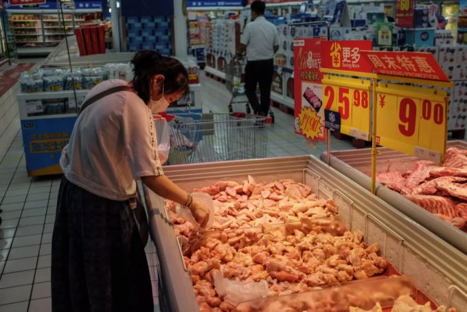 Fleisch in einem chinesischen Supermarkt im Offenverkauf. Die hygienischen Umstände im Lebensmittelhandel werden von ausländischen Quellen immer wieder kritisiert. Coronavirus Peking Lachs