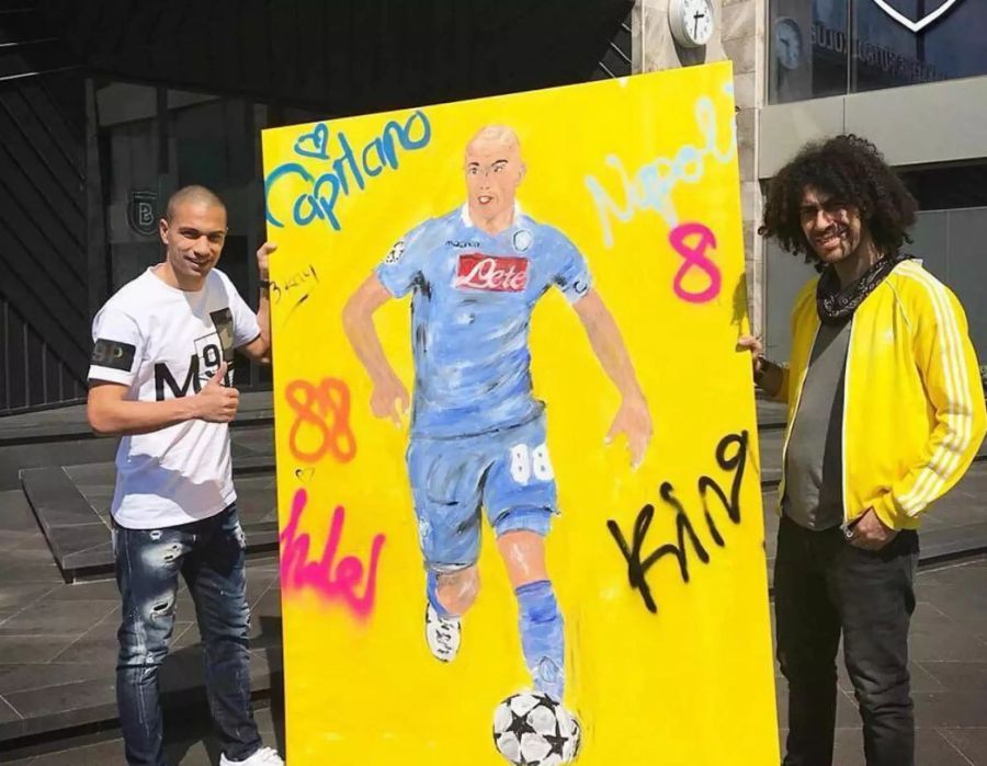 Ex-Nati-Captain Gökhan Inler mit einem Bild, das ihn zu Napoli-Zeiten zeigt.