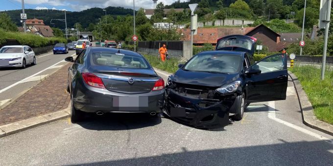 Döttingen: Rotlicht missachtet – Unfall verursacht. Döttingen: Rotlicht missachtet – Unfall verursacht