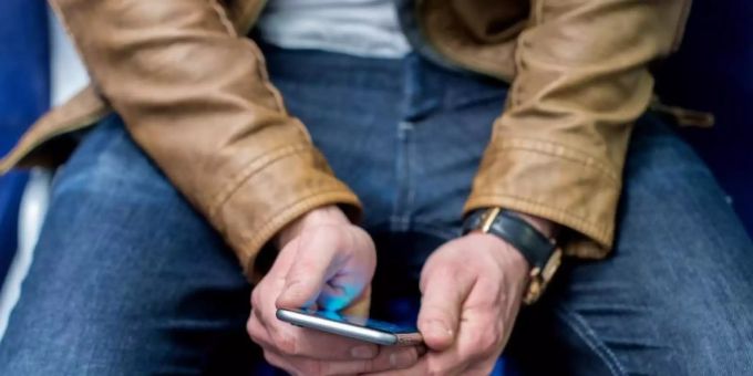 Bei Jugendlichen und jungen Erwachsenen ist die Nutzung mobiler Kommunikationsdienste mittlerweile fast flächendeckend verbreitet. Foto: picture alliance / Hauke-Christian Dittrich/dpa Bei Jugendlichen und jungen Erwachsenen ist die Nutzung mobiler Kommunikationsdienste mittlerweile fast flächendeckend verbreitet. Foto: picture alliance / Hauke-Christian Dittrich/dpa