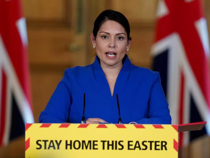 Priti Patel, Innenministerin von Grossbritannien, während einer Pressekonferenz in der Downing Street (Archivbild). Foto: Pippa Fowles/10 Downing Street/dpa Coronavirus - Grossbritannien