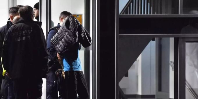 November 2019: Die Festnahmne des Täters nach den tödlichen Messerstichen auf Fritz von Weizsäcker. Foto: Paul Zinken/dpa November 2019: Die Festnahmne des Täters nach den tödlichen Messerstichen auf Fritz von Weizsäcker. Foto: Paul Zinken/dpa