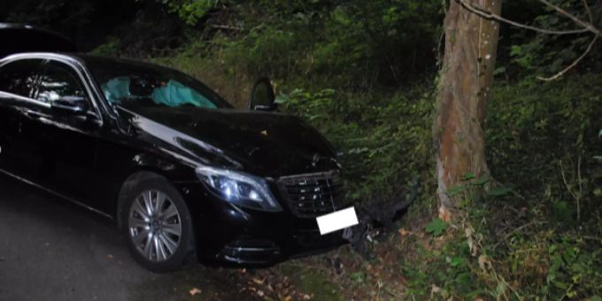 Der Fahrer blieb unverletzt. Alleinunfall
