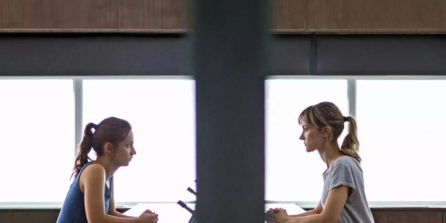 Feindinnen: Leah (Katherine Kelly, r) und Rose (Molly Windsor). Foto: ARD Degeto/Two Brothers Pictures/dpa