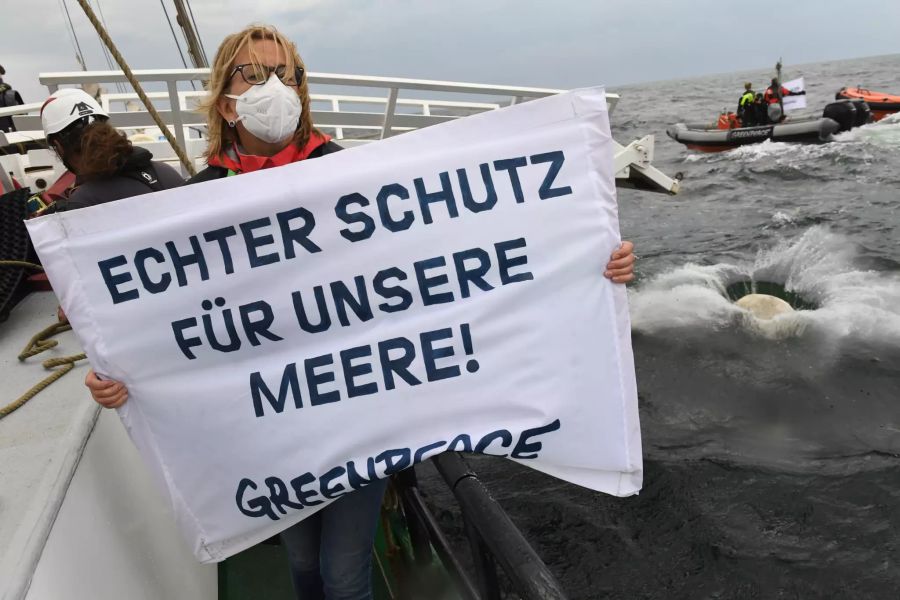 Greenpeace versenkt Granitblöcke