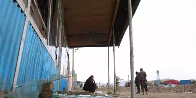 Glasscherben liegen auf dem Boden nach einer der Explosionen in Kabul, der Hauptstadt Afghanistans. Foto: Rahmatullah Alizadah/XinHua/dpa Glasscherben liegen auf dem Boden nach einer der Explosionen in Kabul, der Hauptstadt Afghanistans. Foto: Rahmatullah Alizadah/XinHua/dpa