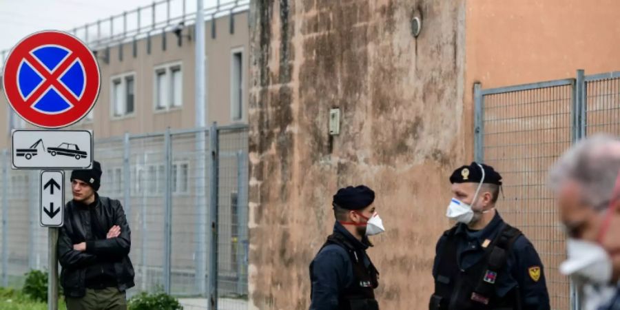 Polizisten vor einem Gefängnis in Italien