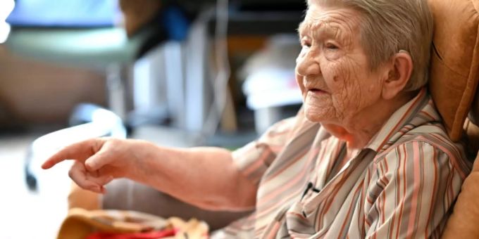 Möchte sterben: die 100-jährige Hélène Wuillemin Möchte sterben: die 100-jährige Hélène Wuillemin