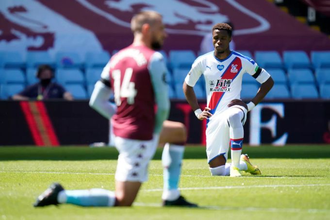 Die Spieler von Crystal Palace und Aston Villa knieten vor dem Spiel am Sonntag nieder. Wilfried Zaha Crystal Palace