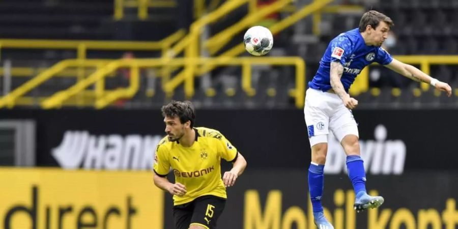 Siegte im Geisterspiel-Derby souverän gegen Schalke: BVB-Verteidiger Mats Hummels (l). Foto: Martin Meissner/AP-Pool/dpa