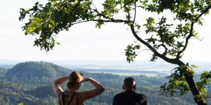 Bei den meisten Touristen steht in der im Sächsischen Schweiz der Basteifelsen auf dem Programm. Foto: Sebastian Kahnert/dpa-Zentralbild/dpa Bei den meisten Touristen steht in der im Sächsischen Schweiz der Basteifelsen auf dem Programm. Foto: Sebastian Kahnert/dpa-Zentralbild/dpa
