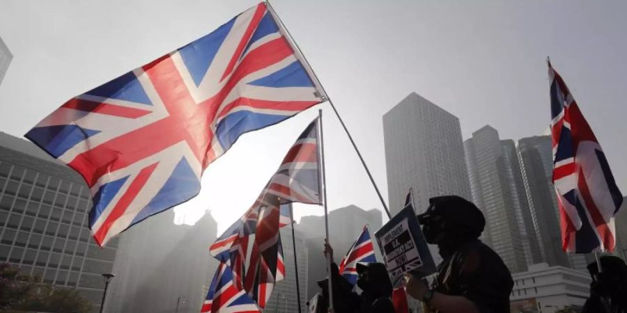 Demonstranten in Hongkong zeigen im Dezember 2019 auch Fahnen der ehemaligen Kolonialmacht Grossbritannien. Foto: Lee Jin-Man/AP/dpa