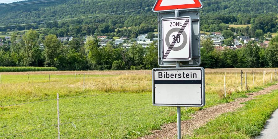 Das Ortsschild von Biberstein.