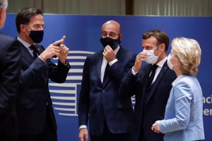 Mark Rutte (l.-r.), Premierminister der Niederlande, Charles Michel, Präsident des Europäischen Rates, Emmanuel Macron, Präsident von Frankreich, und Ursula von der Leyen, Präsidentin der Europäischen Kommission, nehmen an einem Rundtischgespräch beim EU-Gipfel teil. EU