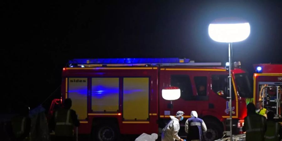 Rettungskräfte auf der Autobahn A7