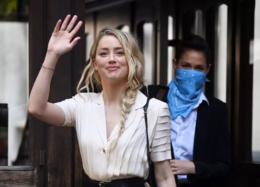 Amber Heard vor dem Gericht in London.