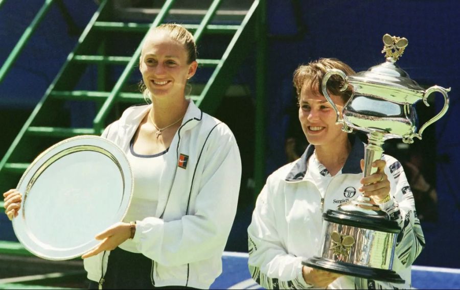 Im Januar 1997 gewinnt Martina Hingis (r.) im Alter von 16 Jahren die Australian Open und damit ihren ersten Grand-Slam-Titel.