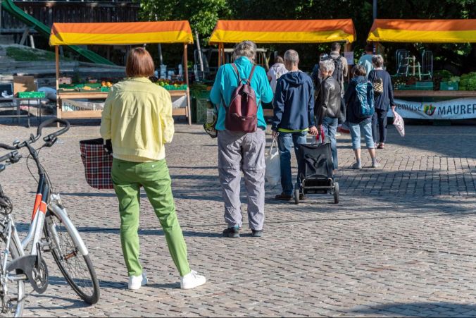 Abstand vor dem Biogemüsestand Maurer