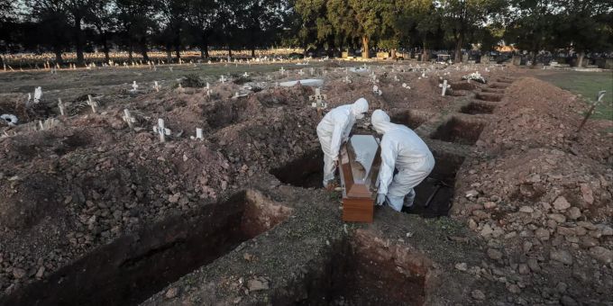 Arbeiter tragen einen Sarg eines Opfers des Coronavirus während einer Beerdigung im Caju-Friedhof in Rio de Janeiro, Brasilien. brasilien coronavirus